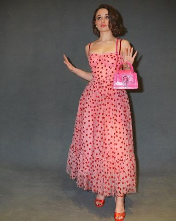 The bag pink Joey King on the account Instagram of @joeyking