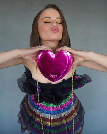 The bag in the shape of a heart, Joey King on the account Instagram of @jaredengstudios