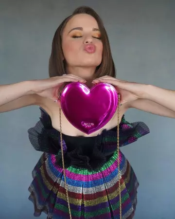 Le sac en forme de coeur de Joey King sur le compte Instagram de @jaredengstudios