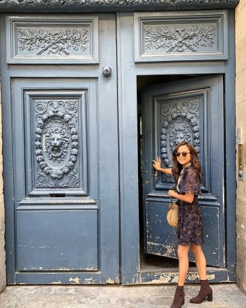 Sac rond en paille de Ashley Park sur le compte Instagram de @ashleyparklady