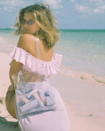 The totebag transparent worn by Millie Bobby Brown on his account Instagram @milliebobbybrown