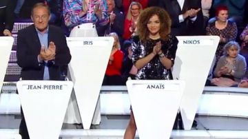 La robe courte col rond à sequins Noir de Anaïs Grangerac dans Le grand concours des animateurs le 10.01.2020