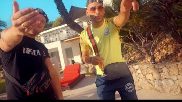 Le survêtement de Heuss l'Enfoiré dans Heuss L'Enfoiré (ft. JuL) - Moulaga (Clip Officiel)