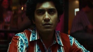 Camisa granate / turquesa usada por Rafael Caro Quintero (Tenoch Huerta) en la discoteca para el encuentro con Sophia vista en Narcos: México (Temporada 1)