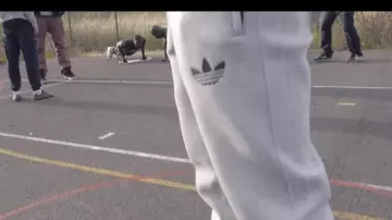 Le jogging porté par Ademo dans PNL - Dans ta rue [Clip Officiel]