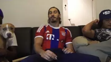 Le maillot du Bayern (2014) porté par N.O.S dans PNL - Dans ta rue [Clip Officiel]
