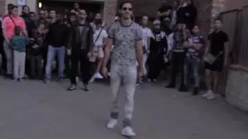 Le jean gris délavé porté par N.O.S dans PNL - Dans ta rue [Clip Officiel]