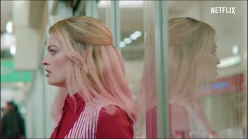 The red shirt and the stripes worn by Maeve Wiley (Emma Mackey) in the series Sex Education (Season 2)