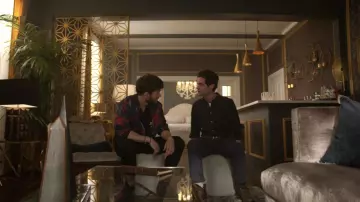 The bomber jacket in black and red Forty Quinn (James Scully) in the series YOU (S02E08)