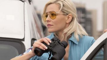 Le veste en cuir bleue portée par Bosley (Elizabeth Banks) dans le film Charlie's Angels