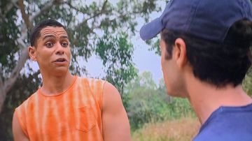 Le t-shirt tie and dye sans manche orange de Gabe (Charlie Barnett) dans YOU (S02E07)