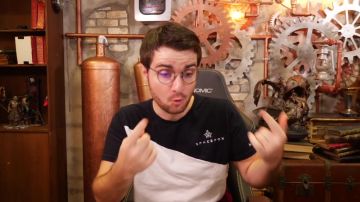 La camiseta spacefoxe usada por Amixem maxime chabroud en el video ¡TUS PEORES IDEAS DE INVENTOS! (Hay bienes de todos modos) 