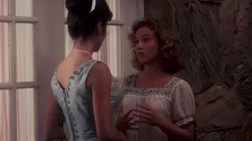 El top blanco y azul que lleva Baby Houseman (Jennifer Grey) en Dirty Dancing