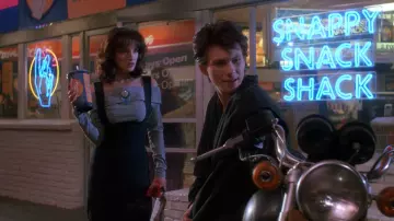 La jupe à bretelles portée par Veronica Sawyer (Winona Ryder) dans Heathers / Fa­tal Games