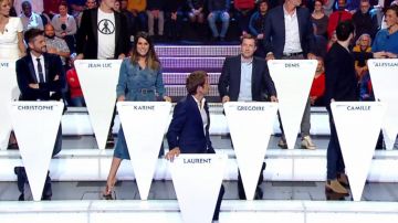 Sandalias doradas de llama de Karine Ferri en Le grand concours des animateurs du 10 01 2020