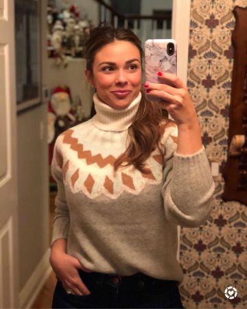 J Crew Turtleneck Sweater de Meghan Young en la cuenta de Instagram @themeghanjones