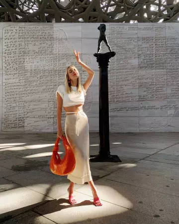 Le sac a main orange tréssé de Leonie Hanne sur le compte Instagram de @leoniehanne