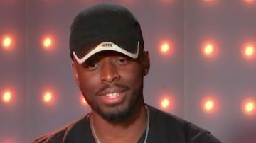 La gorra en blanco y negro de Dadju en "¡Desde que canté celoso, me ven como un enfermo mental!" - ITW First de Dadju