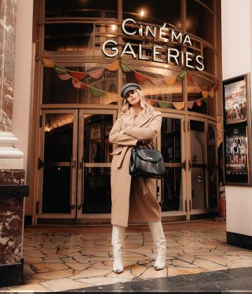 Bolso de cuero negro de Aurelie Van Daelen en la cuenta de Instagram de @aurelievandaelen