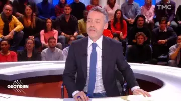 La cravate chaussette en maille, bleue à pois noirs de Yann Barthès dans Quotidien