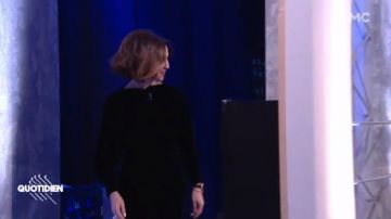 The dress mid-long slinky black, the col ras neck and long sleeves of Elsa Zylberstein in Daily