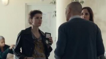 El cuero negro perfecto de Noémie Bernier (Joyce Bibring) en Peur sur le lac (S01E01)