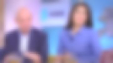 The straight shirt cotton blue flesh of Émilie Tran Nguyen in C l'hebdo