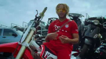 Le maillot de foot rouge de Zola dans le clip Zola - Fuckboi (Prod By Kore)