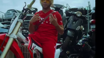 Le jogging adidas rouge porté par Zola dans le clip Zola - Fuckboi (Prod By Kore)