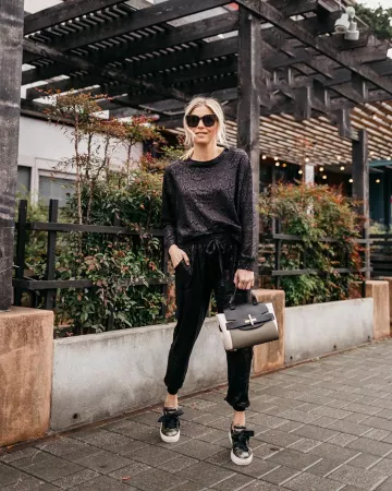 Feuille de Jogging de Brooke Burnett sur l'Instagram account @onesmallblonde