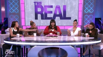 Staud Pointer Top usado por Jeannie Mai en The Real 8 de enero de 2020