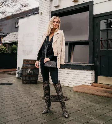 Top Noir de Brooke Burnett sur l'Instagram account @onesmallblonde
