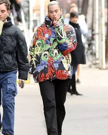 Topshop Noir Hayden Boyfriend Jeans de Dua Lipa sur l'Instagram account @dualipa 11 janvier 2020