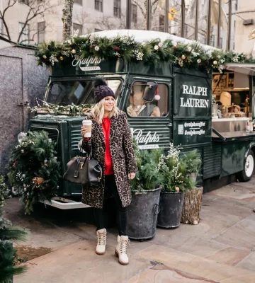 Suéter rojo de Brooke Burnett en la cuenta de Instagram @onesmallblonde