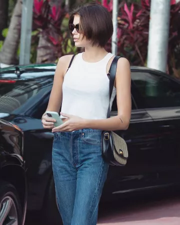 Saint laurent Monogram All over Medium Satchel usado por Kaia Jordan Gerber en Miami 12 de enero de 2020