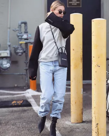 Balenciaga Knife Ankle Boots usados por Hailey Bieber Honor Bar enero 9, 2020