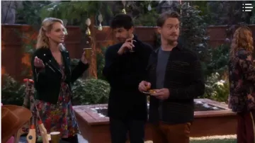 Mini robe floral porté par Mandy Baxter (Molly McCook) dans Last Man Standing Saison 8 Épisode 4