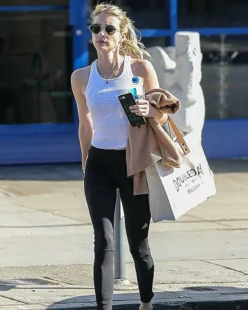 Ray-BanRound Metal Sunglasses worn by Emma Roberts Hollywood January 10, 2020