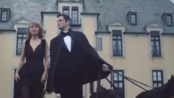 Capa de esmoquin usada por Sean O'Pry en el video musical de Blank Space por Taylor Swift