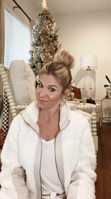 Chaqueta de lana blanca de Brooke Burnett en la cuenta de Instagram @onesmallblonde