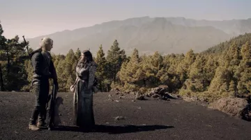 La cape grise fourrure de Yennefer (Anya Chalotra) dans la série The Witcher (S01E06)