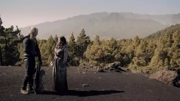 La cape grise fourrure de Yennefer (Anya Chalotra) dans la série The Witcher (S01E06)