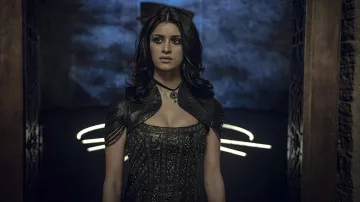 Collier porté par Yennefer (Anya Chalotra) comme on le voit dans The Witcher (Saison 1)