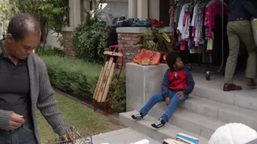 Vans Old Skool sneakers in black worn by Noah (Devin Bright) as seen in The Unicorn (S01E11)