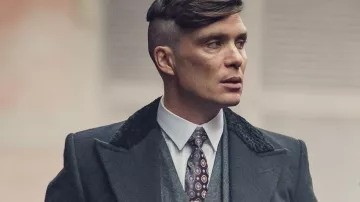 Grey Tie with gold and red medallions worn by Thomas "Tommy" Shelby (Cillian Murphy) in Peaky Blinders season 5 episode 5