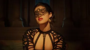 La robe noire de Yennefer (Anya Chalotra) dans The Witcher (S01E05)