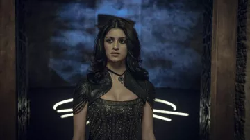 La robe de de Yennefer (Anya Chalotra) dans The Witcher (S01E03)