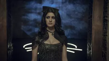 La robe de de Yennefer (Anya Chalotra) dans The Witcher (S01E03)