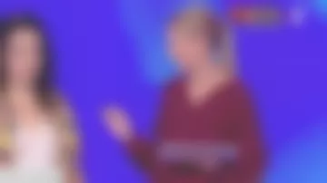 Camisa de cuello redondo de Sidonie Bonnec con rayas metálicas burdeos en Tout le monde à son mot à dire el 13.01.2020