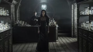 La robe de Yennefer (Anya Chalotra) dans The Witcher (S01E05)